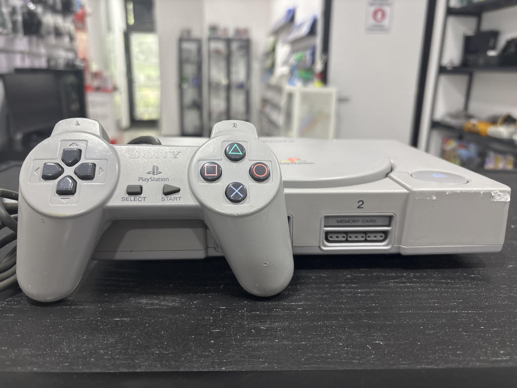 PlayStation 1 usada com comando