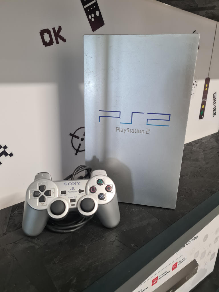 PlayStation 2 usada com comando