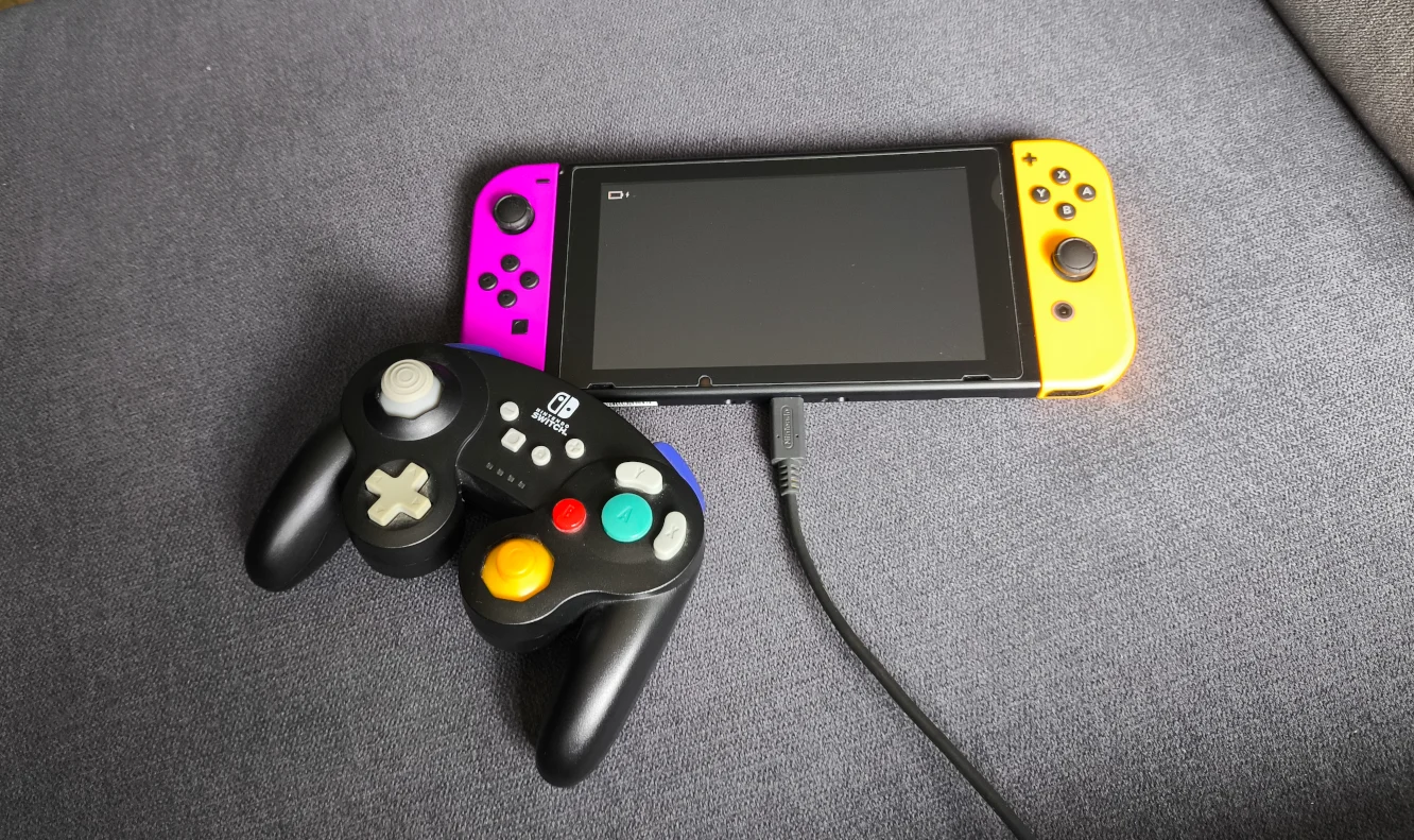 Nintendo Switch com o cabo ligado e o ícone de bateria fraca no ecrã